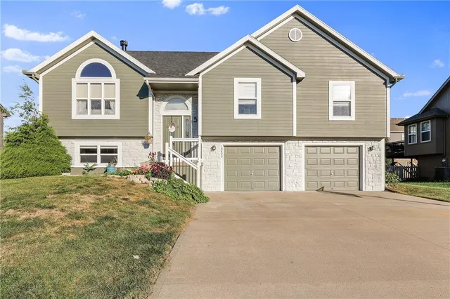 $373,000 | 10823 North Oakland Avenue, Kansas City, MO 64157