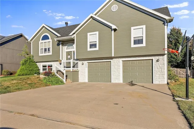 $373,000 | 10823 North Oakland Avenue, Kansas City, MO 64157