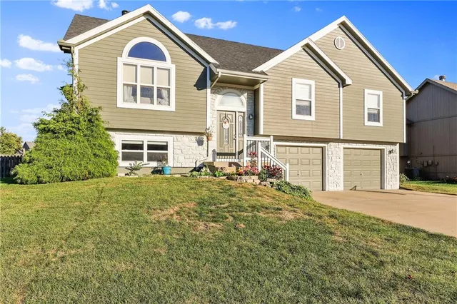 $373,000 | 10823 North Oakland Avenue, Kansas City, MO 64157