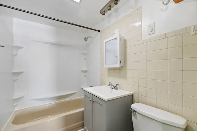 $210,000 | 1105 Woodlawn Circle, Waukegan, IL 60085