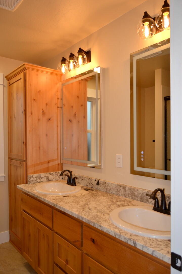 190 Southwest Rock Gulch Road Grants Pass, OR 97527 - Photo 14 of 30 Primary Bathroom
