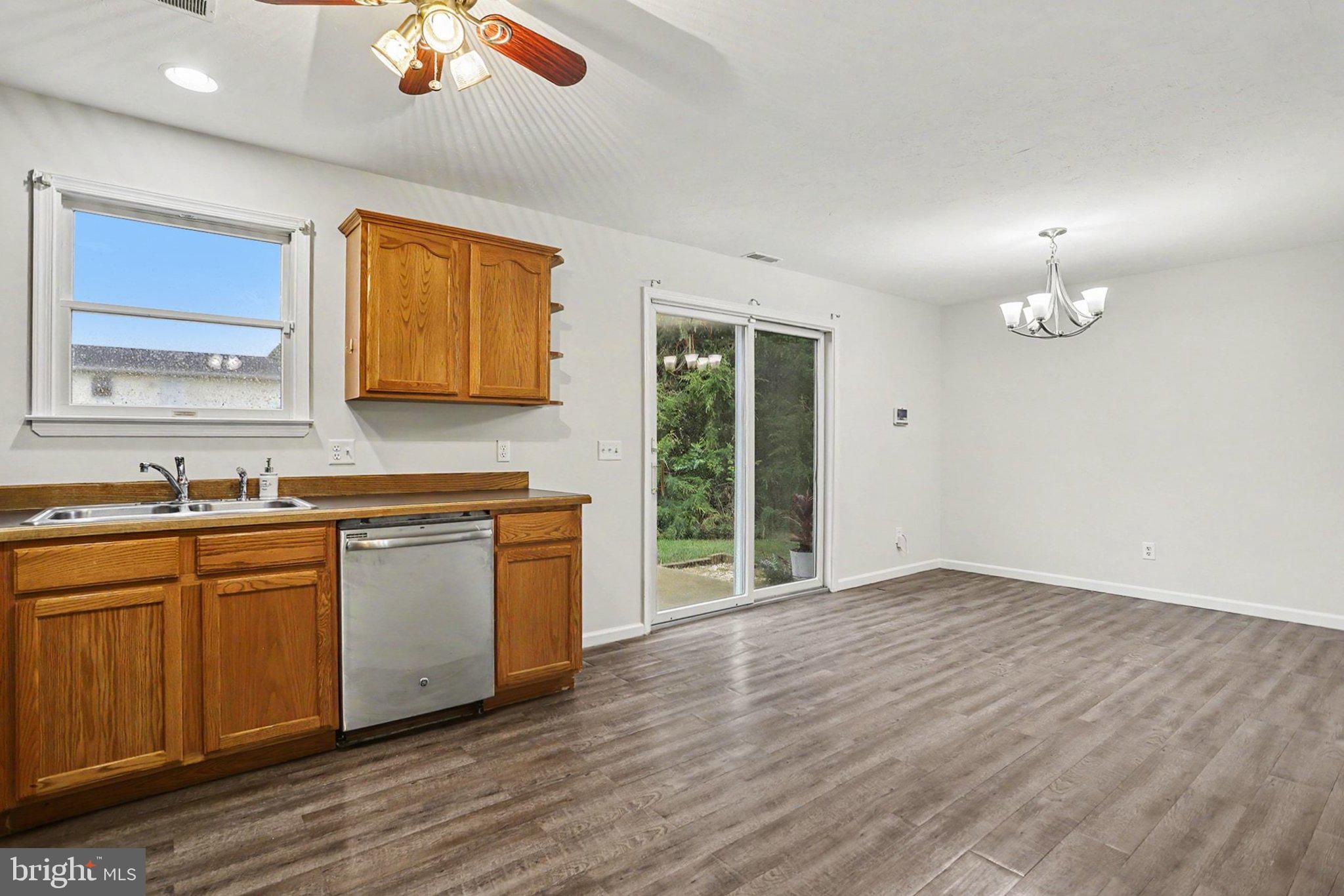 436 Springbrook Court, Unit E1 Hanover, PA 17331 - Photo 19 of 36 Kitchen & Dining Area