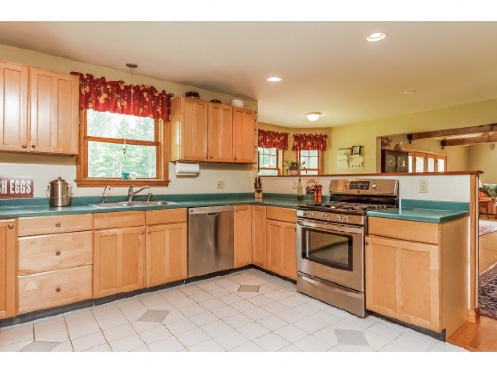 296 Bedford Road New Boston, NH 03070 - Photo 7 of 36