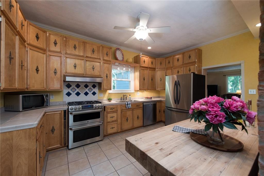 1 Quarry Road Sewickley, PA 15143 - Photo 4 of 25 The kitchen boasts stainless steel appliances with a double gas oven and vent hood.