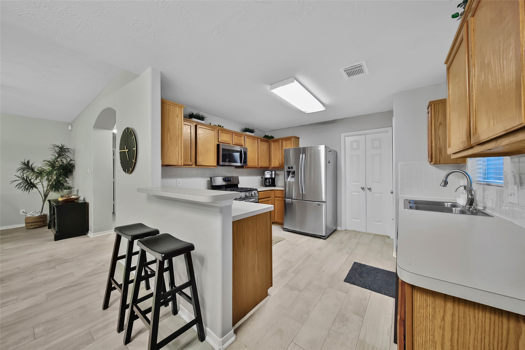 21727 Texian Court Spring, TX 77388 - Photo 15 of 38 Breakfast & Kitchen