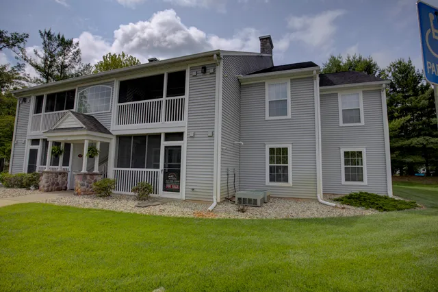 $179,000 | 920 Oakbrook Drive, Jackson, MI 49203