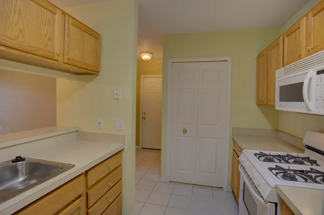 $179,000 | 920 Oakbrook Drive, Jackson, MI 49203