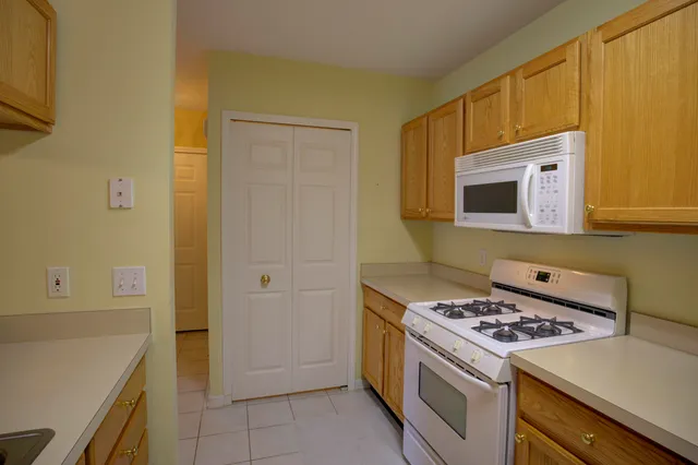 $179,000 | 920 Oakbrook Drive, Jackson, MI 49203