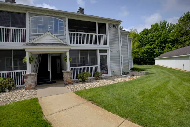 $179,000 | 920 Oakbrook Drive, Jackson, MI 49203