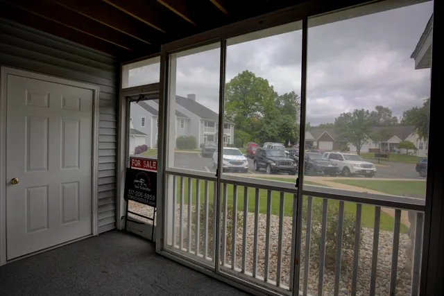 $179,000 | 920 Oakbrook Drive, Jackson, MI 49203