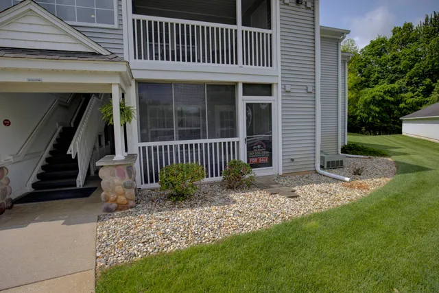 $179,000 | 920 Oakbrook Drive, Jackson, MI 49203