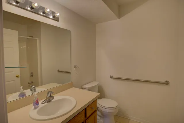 $179,000 | 920 Oakbrook Drive, Jackson, MI 49203