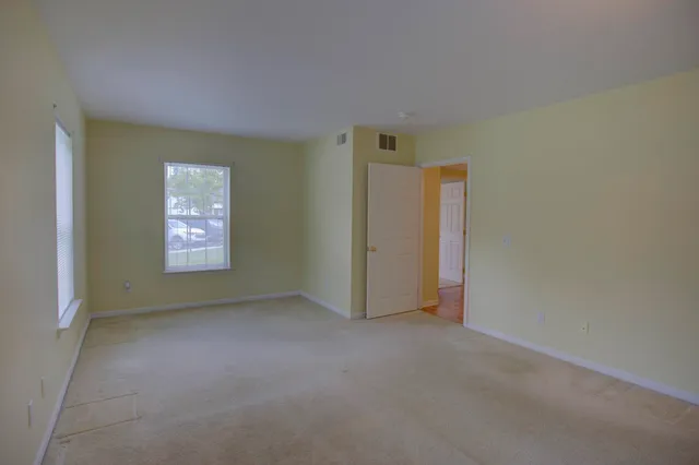 $179,000 | 920 Oakbrook Drive, Jackson, MI 49203