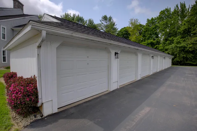 $179,000 | 920 Oakbrook Drive, Jackson, MI 49203