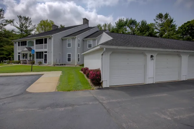 $179,000 | 920 Oakbrook Drive, Jackson, MI 49203