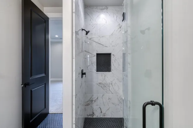 en empty room with windows and ceiling fan