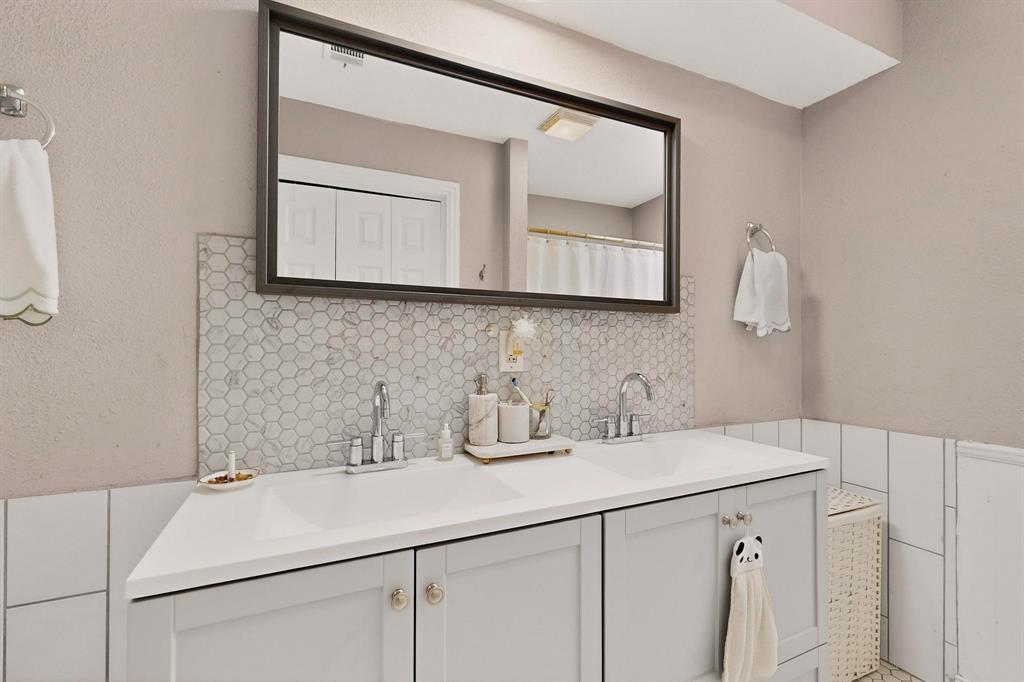 153 Sheri Lane Hurst, TX 76053 - Photo 5 of 16 157 Side - Bathroom