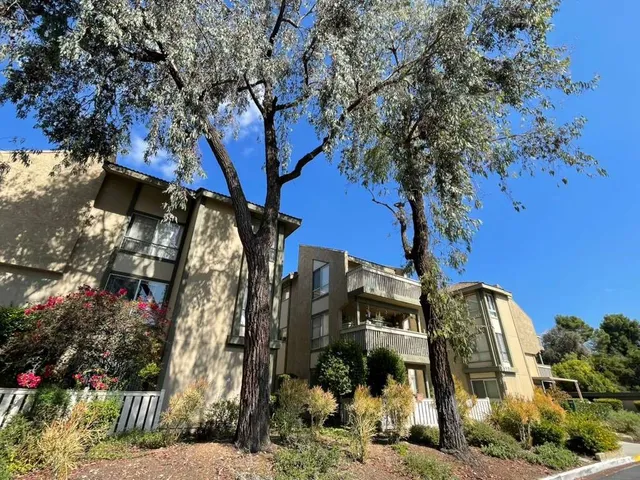 $319,000 | 327 Chestnut Hill Court, Unit 22, Thousand Oaks, CA 91360