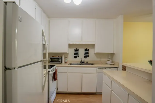 $319,000 | 327 Chestnut Hill Court, Unit 22, Thousand Oaks, CA 91360