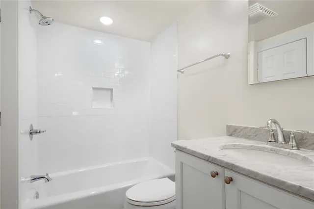$1,050 | 438 Dauphine Street, Unit 1B, New Orleans, LA 70112