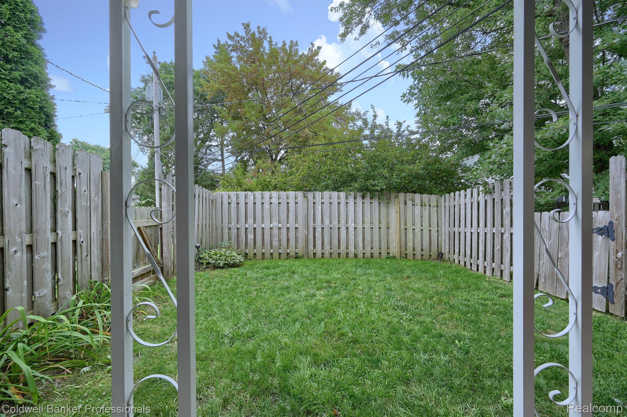 147 Stratford Lane Rochester, MI 48309 - Photo 21 of 28 Nicely fenced back yard for your furry friend