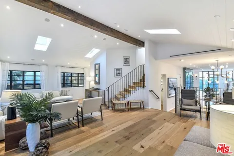 $4,500,000 | 707 Amoroso Place, Venice, CA 90291