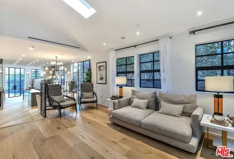 $4,500,000 | 707 Amoroso Place, Venice, CA 90291