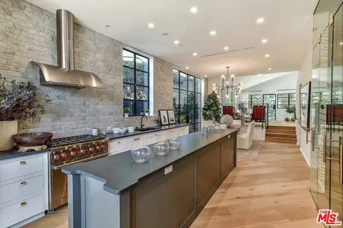 $4,500,000 | 707 Amoroso Place, Venice, CA 90291