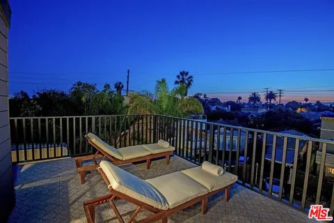 $4,500,000 | 707 Amoroso Place, Venice, CA 90291