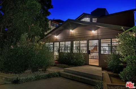 $4,500,000 | 707 Amoroso Place, Venice, CA 90291