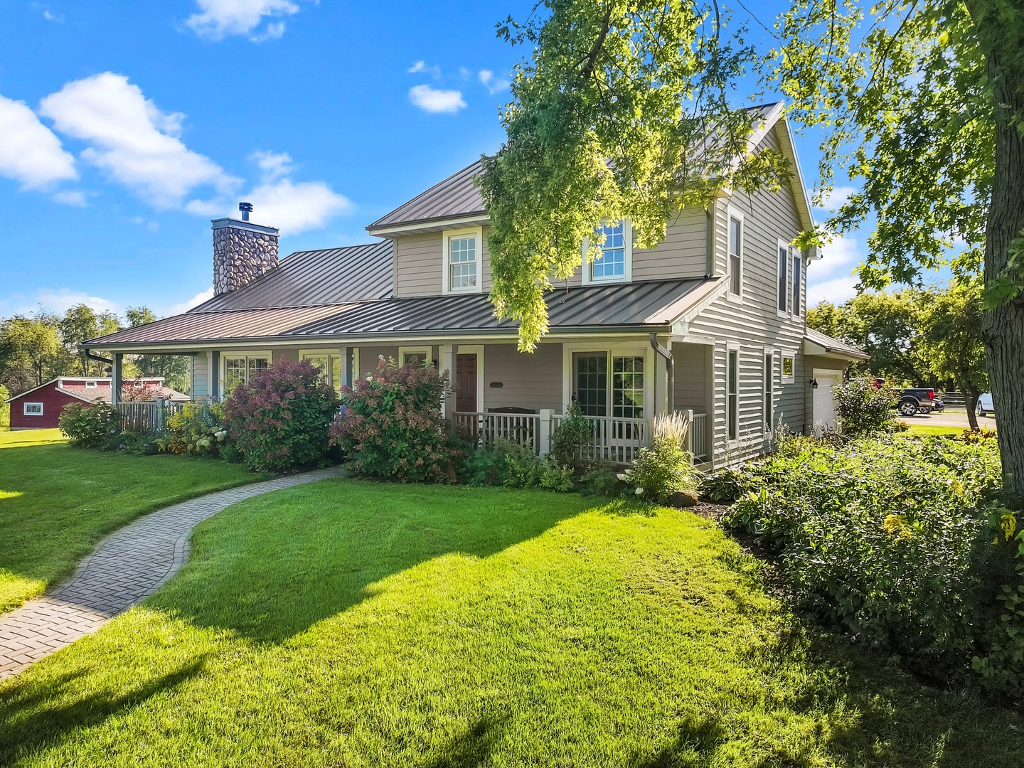 19303 McGuire Road Harvard, IL 60033 - Photo 3 of 36 a front view of a house with garden