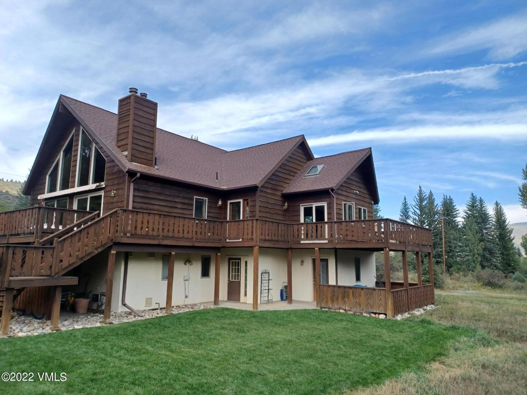 1476 Lake Creek Road Edwards, CO 81632 - Photo 31 of 35 a front view of a house with a garden and plants