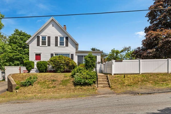 95 Wheeler Street Gloucester, MA 01930 - Photo 3 of 36