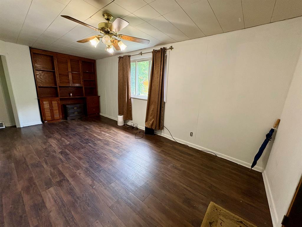 511 California Hollow Road Imperial, PA 15126 - Photo 8 of 19 Living Room with built-ins