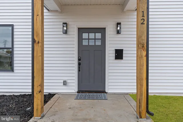 a view of a entryway of the house