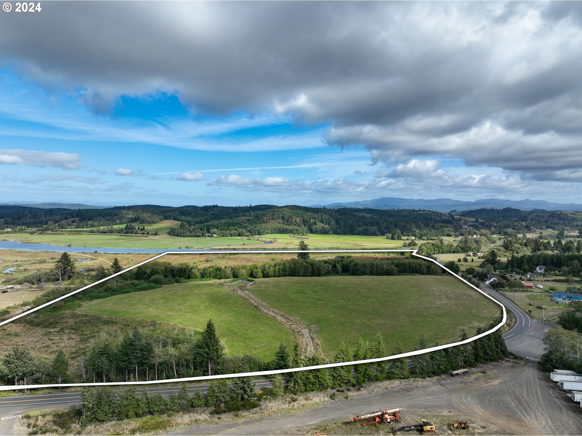 90713 Fort Clatsop Road Astoria, OR 97103 - Photo 30 of 30 a view of a swimming pool and mountain