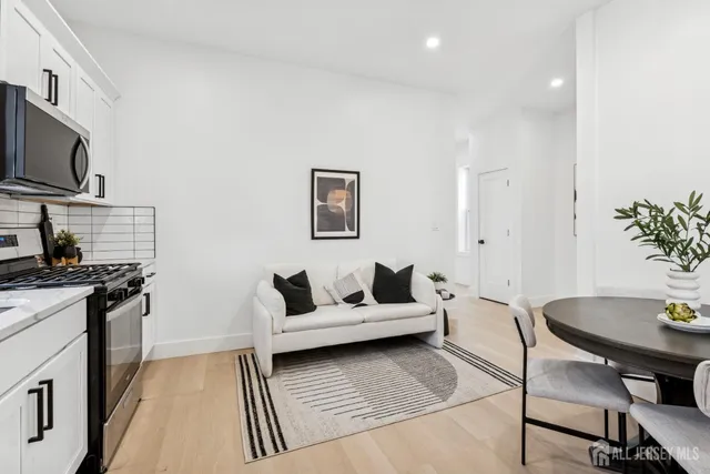 $2,700 | 318 Seaman Street, Unit 2, New Brunswick, NJ 08901