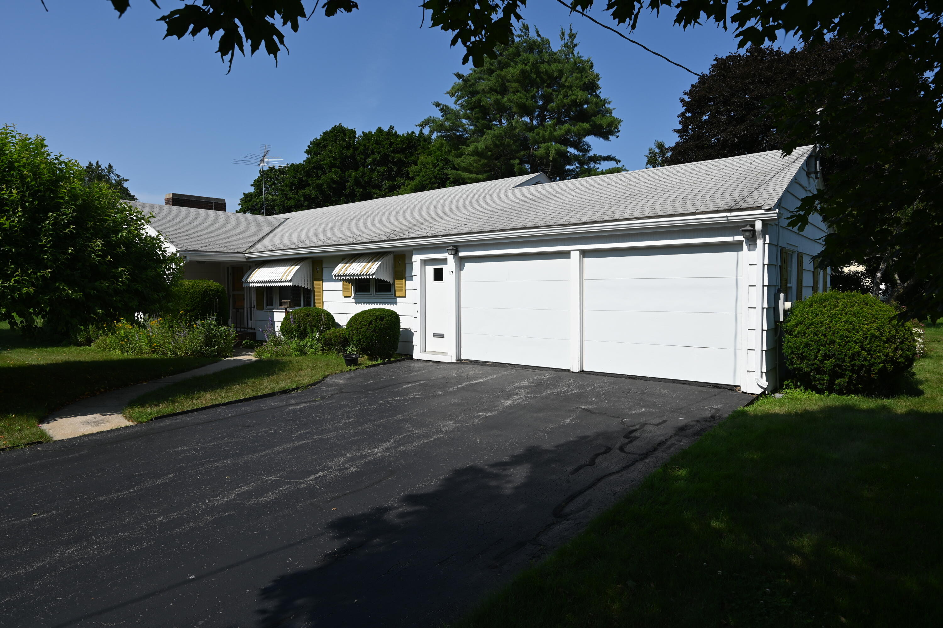 17 Hillview Road Gorham, ME 04038 - Photo 5 of 42 Front attached Garage