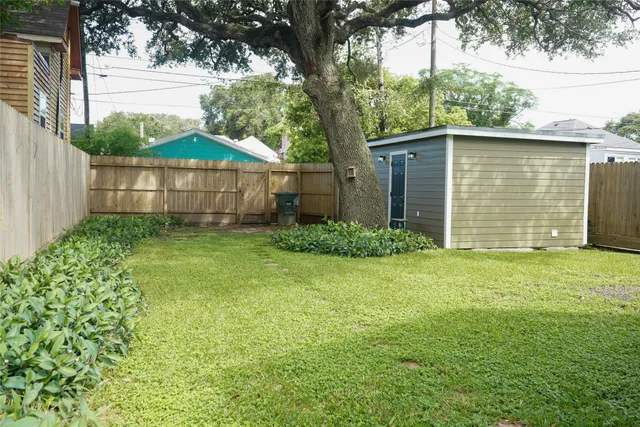a view of a backyard