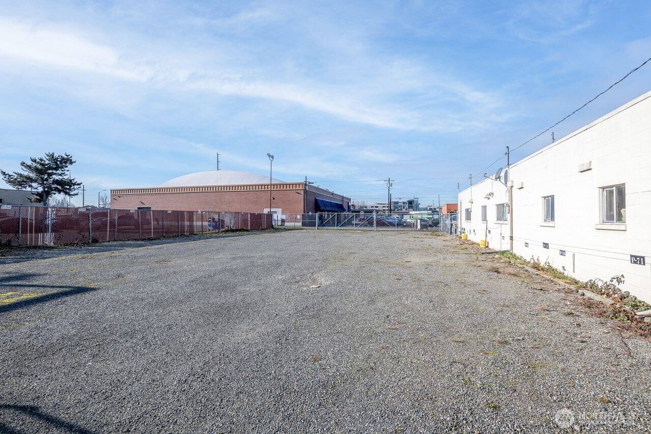 321 State Avenue North Kent, WA 98030 - Photo 11 of 16 a view of a large building