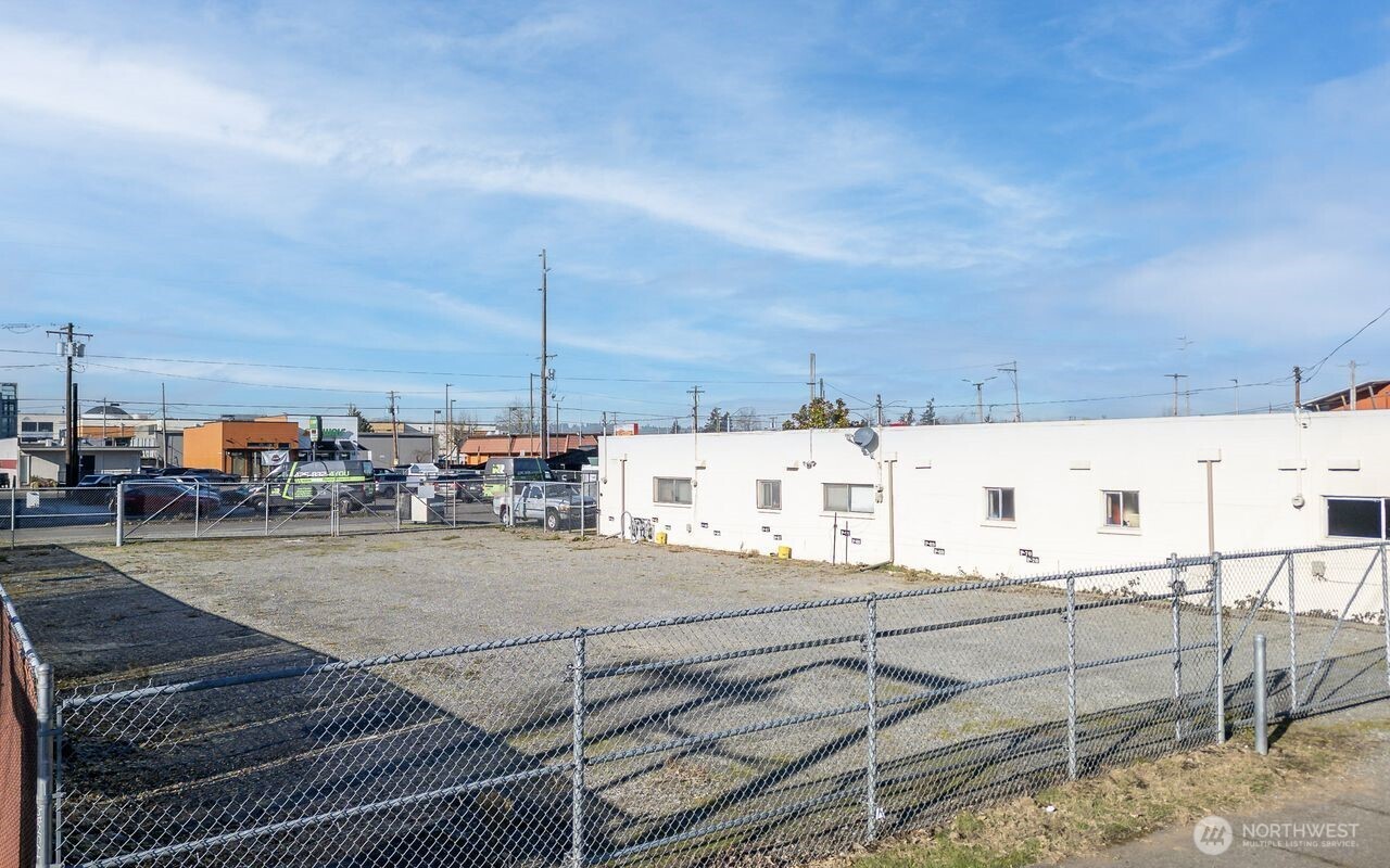 321 State Avenue North Kent, WA 98030 - Photo 4 of 16 a view of a city