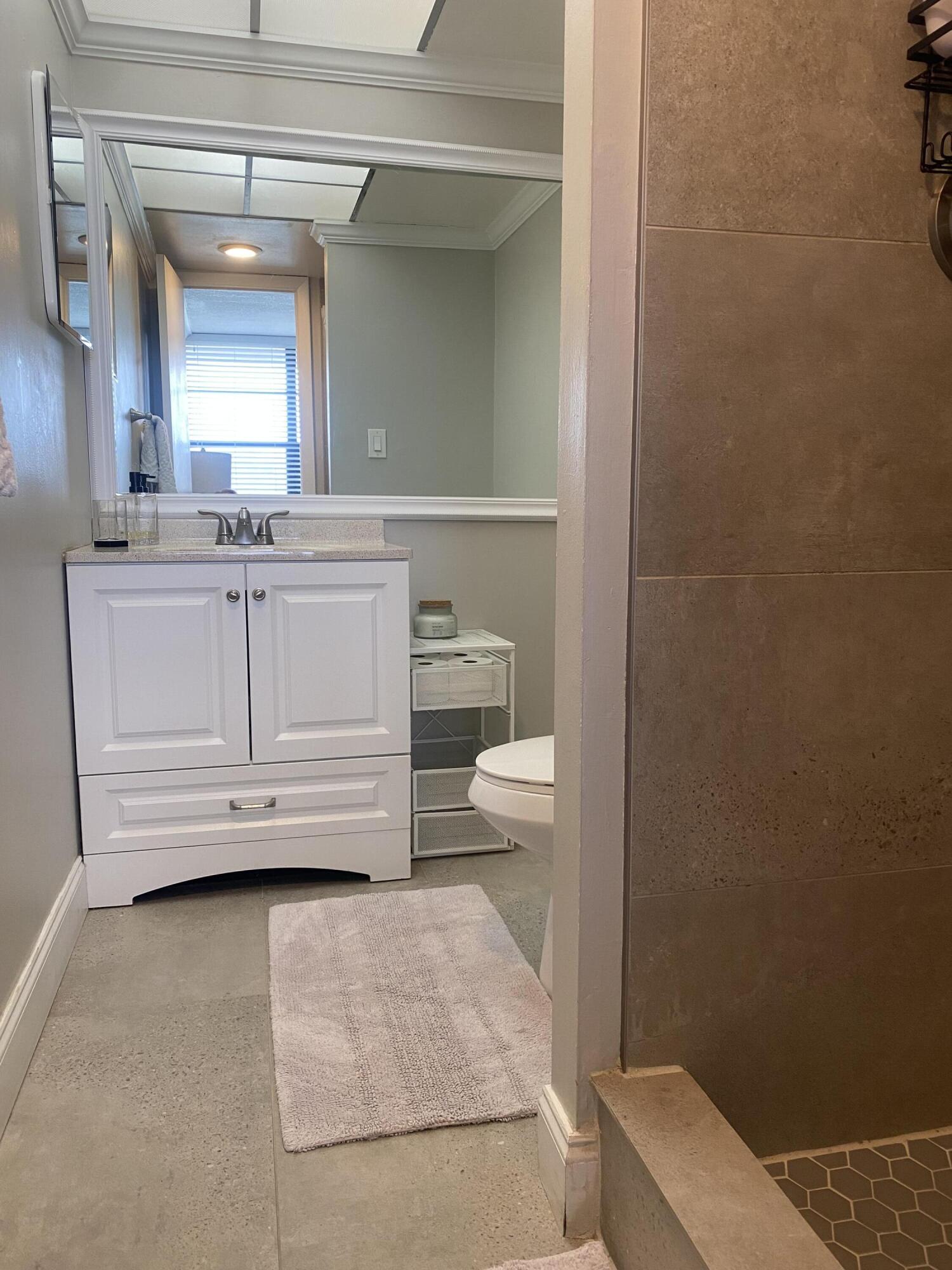 9 Royal Palm Way, Unit 403 Boca Raton, FL 33432 - Photo 12 of 24 2nd Bathroom