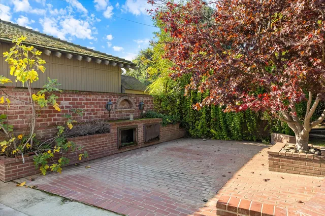 a view of a house with backyard and sitting area