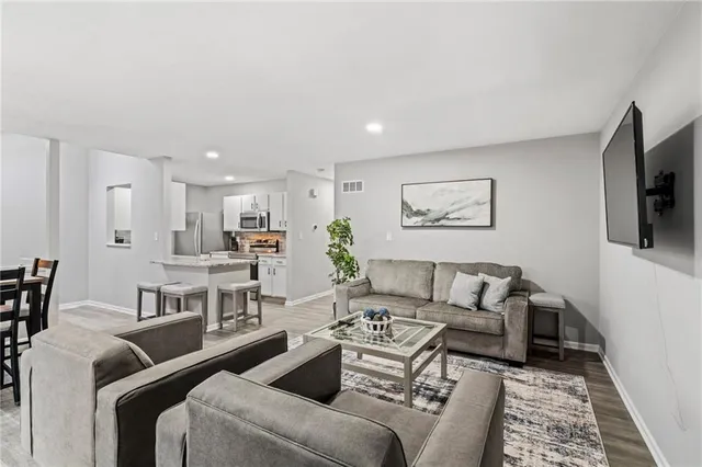 $2,250 | 10965 Gillette Street, Overland Park, KS 66210