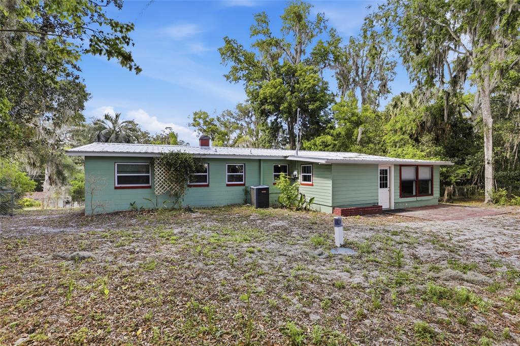 3921 Southeast 14th Terrace Gainesville, FL 32641 - Photo 28 of 32 front view of a house with a yard