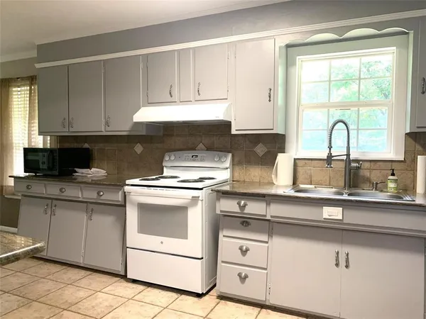 $1,895 | 1012 South Maurice Avenue, Denison, TX 75020