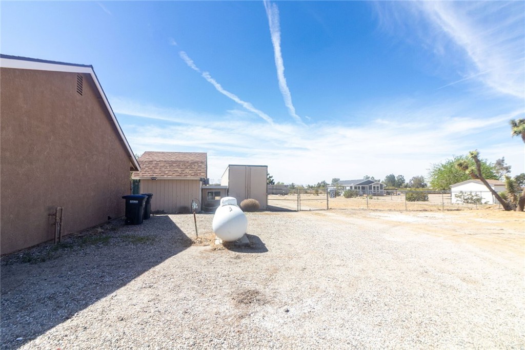 12186 Desert Ranch Road Phelan, CA 92371 - Photo 13 of 40