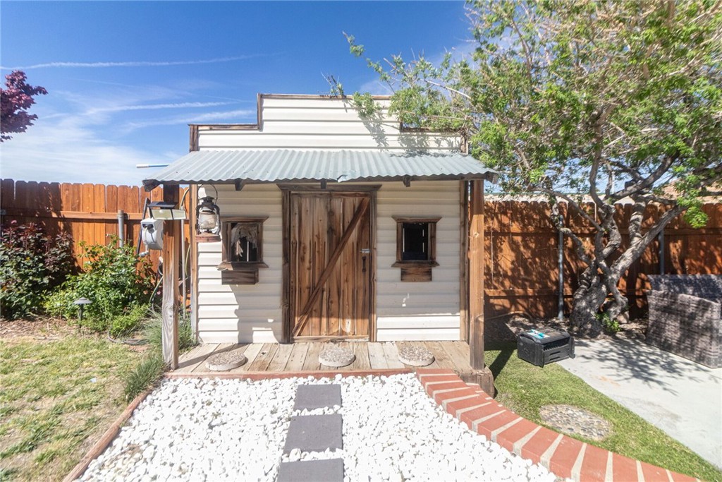 12186 Desert Ranch Road Phelan, CA 92371 - Photo 36 of 40