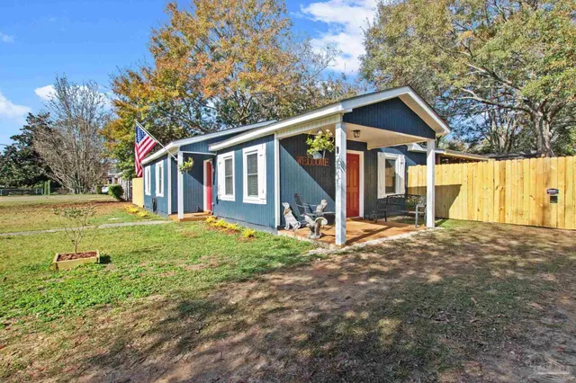 a view of a house with backyard