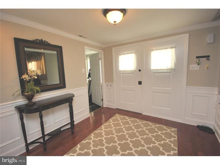 9726 Beacon Road Philadelphia, PA 19115 - Photo 3 of 24 Foyer
